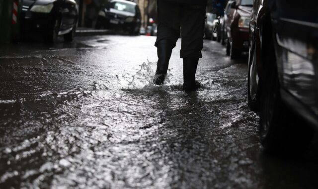 Διεκόπη η κυκλοφορία στη Λ. Βραυρώνος λόγω συσσωρευμένων υδάτων