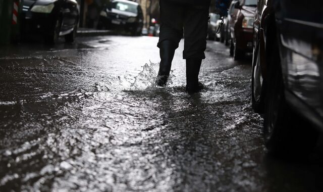 Διεκόπη η κυκλοφορία στη Λ. Βραυρώνος λόγω συσσωρευμένων υδάτων