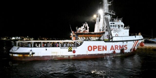 Ιταλία: Ασφαλές λιμάνι εν μέσω θαλασσοταραχής αναζητά πλοίο με 62 μετανάστες