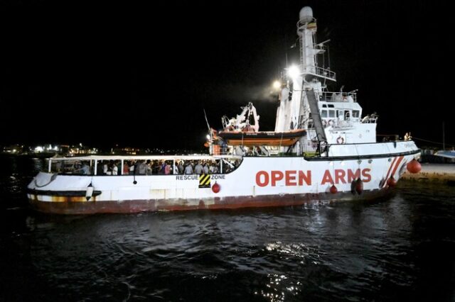 Ιταλία: Ασφαλές λιμάνι εν μέσω θαλασσοταραχής αναζητά πλοίο με 62 μετανάστες