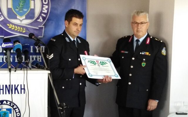Τιμήθηκε με μετάλλιο ο αστυνομικός που είχε τραυματίσει ο Μαζιώτης στο Μοναστηράκι