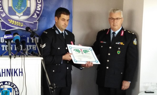 Τιμήθηκε με μετάλλιο ο αστυνομικός που είχε τραυματίσει ο Μαζιώτης στο Μοναστηράκι