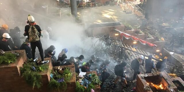 Χονγκ Κονγκ: Η κατάληψη του Πολυτεχνείου από διαδηλωτές συνεχίζεται για τρίτη ημέρα