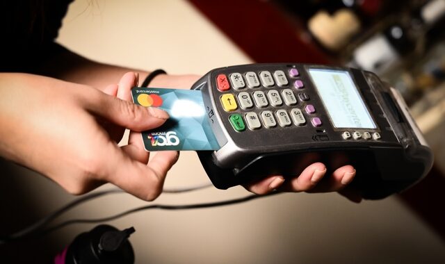 Αυξάνεται το όριο για ανέπαφες συναλλαγές με κάρτες