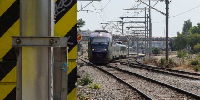 Καθυστερήσεις στον Προαστιακό: Σύγκρουση συρμού με φορτηγό