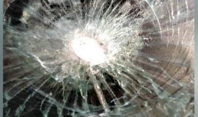 Χανιά: Αδέσποτη σφαίρα από μπαλοθιά χτύπησε ΙΧ με οικογένεια