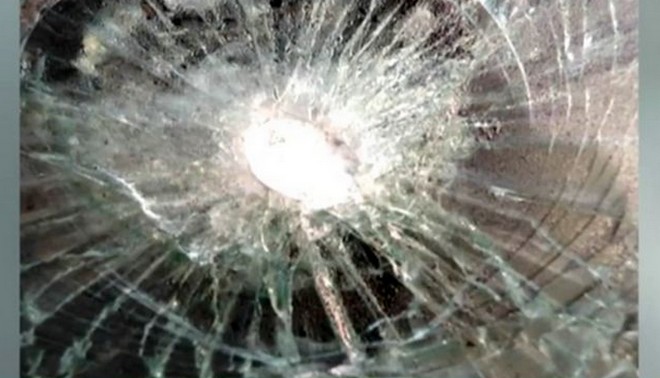 Χανιά: Αδέσποτη σφαίρα από μπαλοθιά χτύπησε ΙΧ με οικογένεια