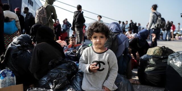 Πέτσας: Μέχρι τις 20 Νοεμβρίου θα μετεγκατασταθούν ακόμη 4.000 πρόσφυγες