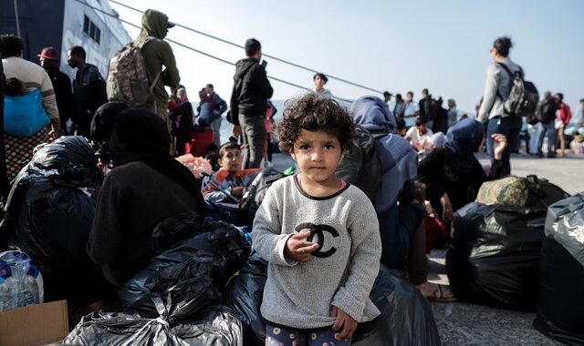 Πέτσας: Μέχρι τις 20 Νοεμβρίου θα μετεγκατασταθούν ακόμη 4.000 πρόσφυγες