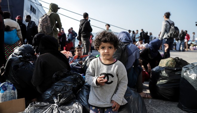 Πέτσας: Μέχρι τις 20 Νοεμβρίου θα μετεγκατασταθούν ακόμη 4.000 πρόσφυγες