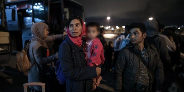 Πάνω από 280 πρόσφυγες και μετανάστες στο λιμάνι του Πειραιά