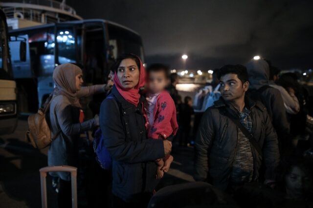 Πάνω από 280 πρόσφυγες και μετανάστες στο λιμάνι του Πειραιά