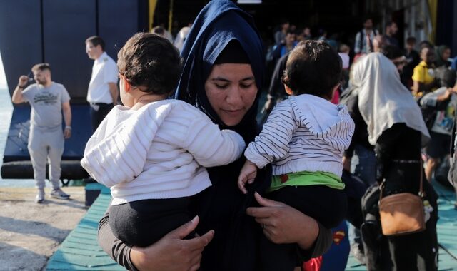 Στον Πειραιά 155 πρόσφυγες και μετανάστες από Λέσβο και Κάλυμνο