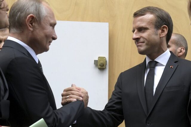 Ο Πούτιν καταδικάζει τις δολοφονίες στη Γαλλία αλλά “αδειάζει” τον Μακρόν