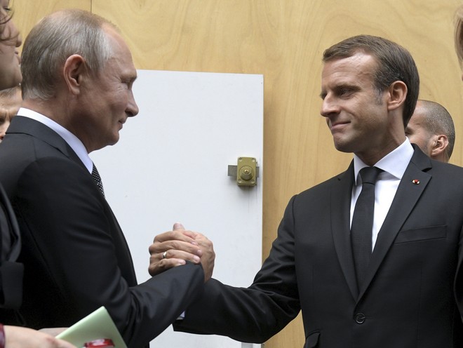 Ο Πούτιν καταδικάζει τις δολοφονίες στη Γαλλία αλλά “αδειάζει” τον Μακρόν