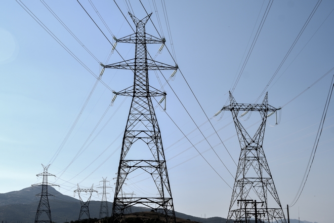 Κατά 70% μειώθηκαν οι νέες συνδέσεις ηλεκτρικής ενέργειας στα χρόνια της κρίσης