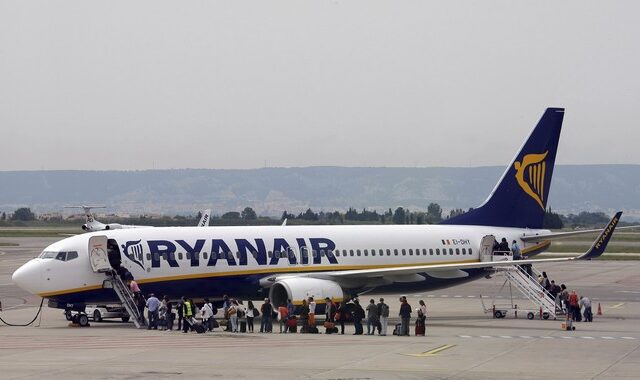 Οι μισοί υπάλληλοι της Ryanair στην Ελλάδα εκτός του επιδόματος των 800 ευρώ