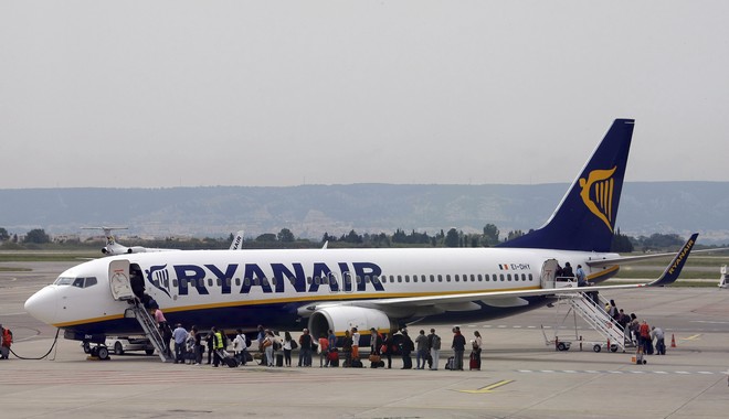 Οι μισοί υπάλληλοι της Ryanair στην Ελλάδα εκτός του επιδόματος των 800 ευρώ