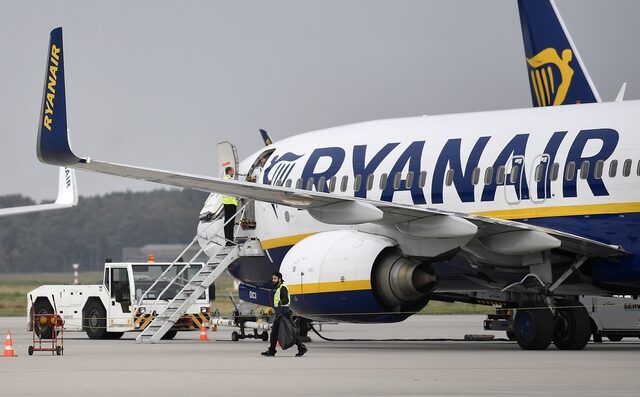 Ryanair: Καθηλώνει τρία αεροσκάφη λόγω ρωγμών