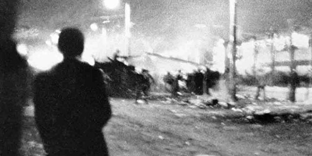 Πολυτεχνείο: Τα έξι καρέ του Αριστοτέλη Σαρρηκώστα που “αιχμαλώτισαν” τη χούντα