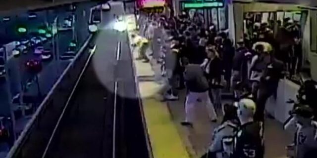 Ήρωας: Τον έσωσε κλάσματα πριν τον παρασύρει το Μετρό