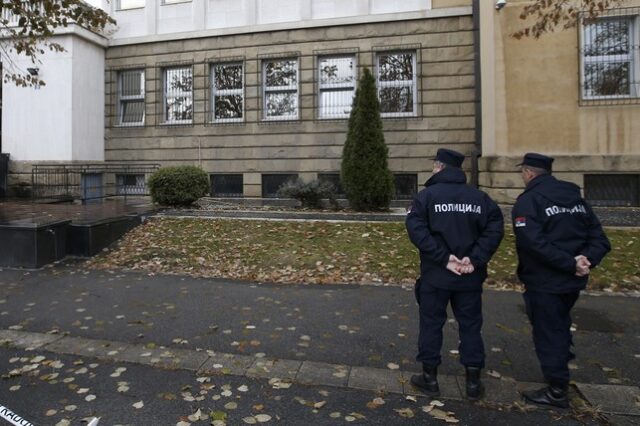 Σερβία: Ένοπλος εισέβαλε σε σχολείο – Ακινητοποιήθηκε από καθηγητή