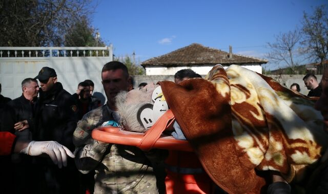 Σεισμός στην Aλβανία: Η δραματική διάσωση ενός άνδρα από τα ερείπια κτιρίου