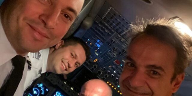 Η selfie του Μητσοτάκη με τους πιλότους στην πτήση της επιστροφής