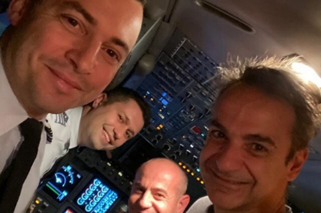 Η selfie του Μητσοτάκη με τους πιλότους στην πτήση της επιστροφής