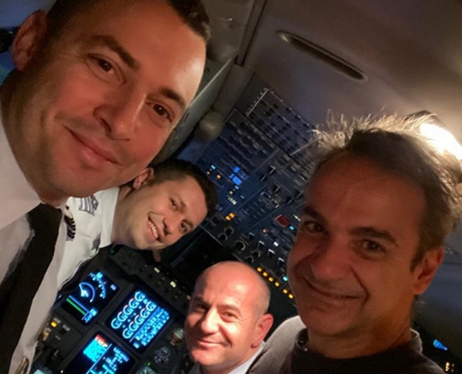 Η selfie του Μητσοτάκη με τους πιλότους στην πτήση της επιστροφής