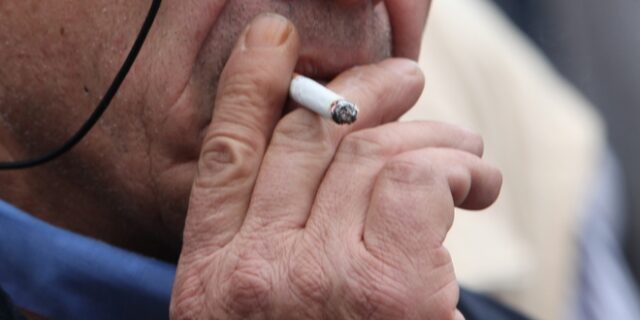 Κορονοϊός: Ιδιαίτερα επιβαρυντικό το κάπνισμα, αν και απ’ όσους νόσησαν οι καπνιστές ήταν λιγότεροι