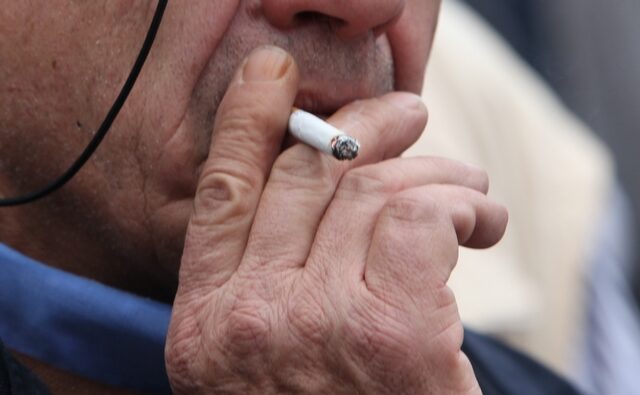 Κορονοϊός: Ιδιαίτερα επιβαρυντικό το κάπνισμα, αν και απ’ όσους νόσησαν οι καπνιστές ήταν λιγότεροι