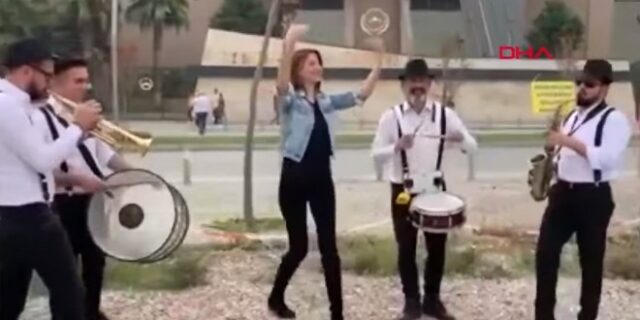 Βίντεο: Έστησε γλέντι έξω από τα δικαστήρια για να γιορτάσει το διαζύγιό της