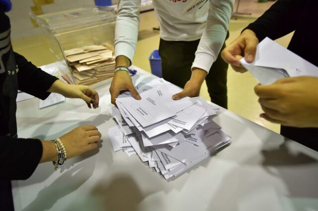 Εκλογές στην Ισπανία: Οι Σοσιαλιστές προηγούνται, άνοδος της ακροδεξιάς