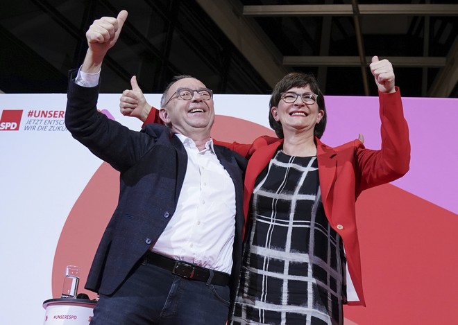 Γερμανία: Νέοι αρχηγοί του SPD οι Βάλτερ – Μπόργιανς και Έσκεν