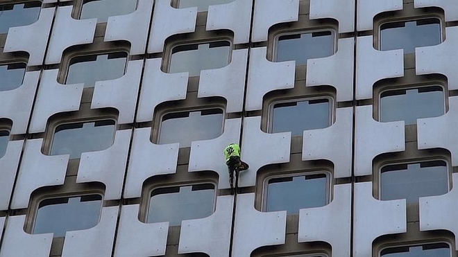 Αλέν Ρομπέρ: Ο Γάλλος Spiderman “ξαναχτυπά” σε ουρανοξύστη του Παρισιού