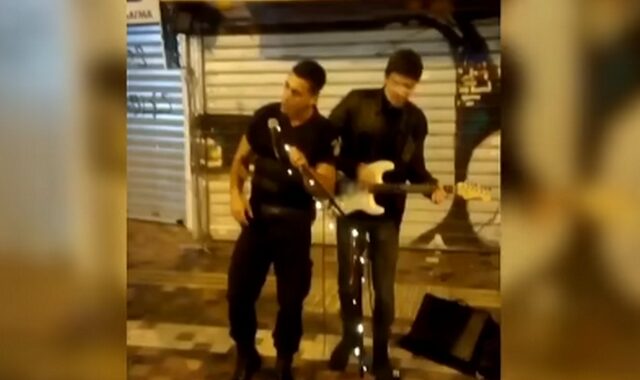 Μοναστηράκι: Αστυνομικός πήρε μικρόφωνο και τραγούδησε μαζί με πλανόδιο