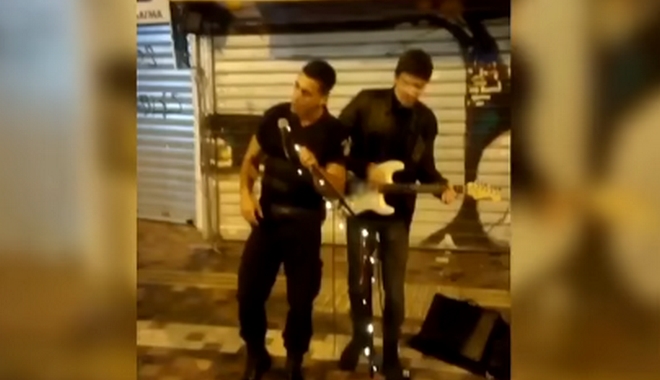 Μοναστηράκι: Αστυνομικός πήρε μικρόφωνο και τραγούδησε μαζί με πλανόδιο