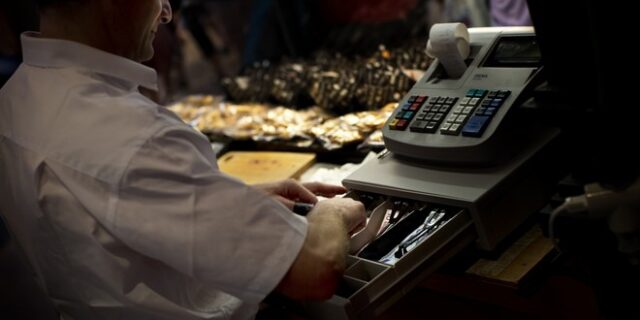 Μετά από 9 χρόνια απραξίας – Έρχεται ηλεκτρονική διασύνδεση ταμειακών με την ΑΑΔΕ