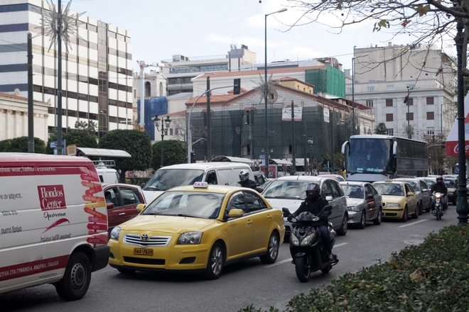 Κίνηση στους δρόμους: Μαρτύριο για τους οδηγούς στην Αθηνών-Λαμίας