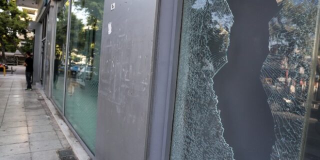 Επίθεση με βαριοπούλες σε τράπεζα στη Δάφνη