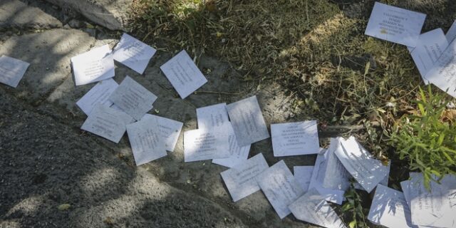 Ομάδα ατόμων πέταξε τρικάκια κοντά στην οικία του Μιχάλη Χρυσοχοΐδη