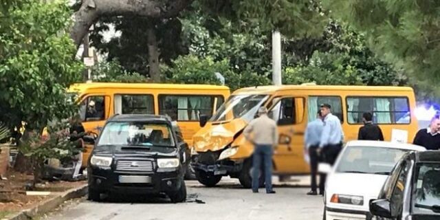 Βούλα: Τροχαίο ατύχημα με σχολικό λεωφορείο – Πέντε παιδιά μεταφέρθηκαν στο νοσοκομείο