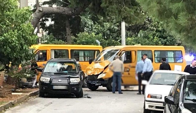 Βούλα: Τροχαίο ατύχημα με σχολικό λεωφορείο – Πέντε παιδιά μεταφέρθηκαν στο νοσοκομείο