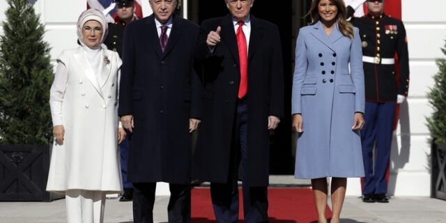 Στον Λευκό Οίκο ο Ερντογάν: Τα χαμόγελα, οι χειραψίες, και η “παλιά φιλία”