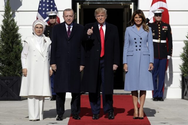 Στον Λευκό Οίκο ο Ερντογάν: Τα χαμόγελα, οι χειραψίες, και η “παλιά φιλία”