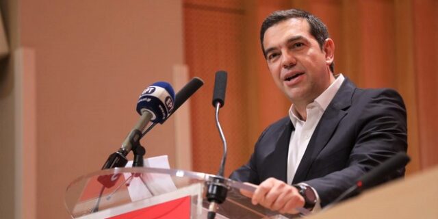 Τσίπρας από Παρίσι: Όσοι δεν ήθελαν αναδιάρθρωση χρέους προστάτευαν συμφέροντα των τραπεζών