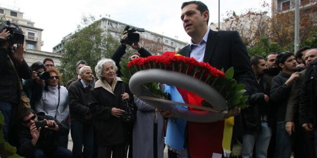 Πορεία Πολυτεχνείου: Ο Αλέξης Τσίπρας στην κεφαλή του μπλοκ του ΣΥΡΙΖΑ