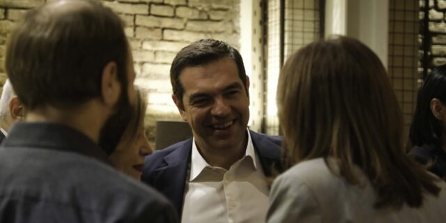 Τσίπρας: Χαλαρό ποτό με βουλευτές του ΣΥΡΙΖΑ στου Ψυρρή