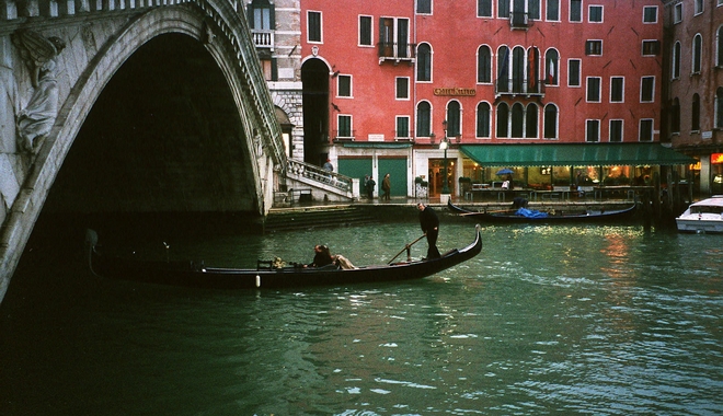 Βενετία: Οι γονδολιέρηδες μαζεύουν και τα απορρίμματα από το Μεγάλο Κανάλι